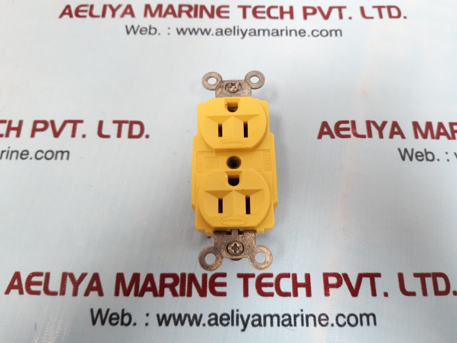Hubbell 15a 125v twist lock duplex receptacle 