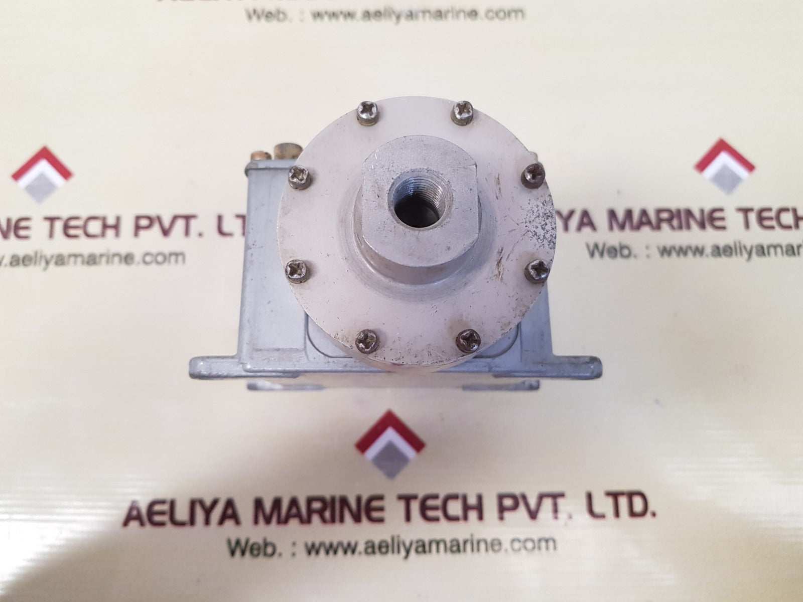 Ccs 604d704 differential pressure switch 4,152,559