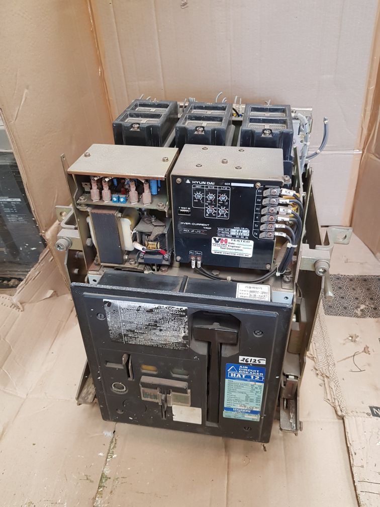 Hyundai hat 12 3-pole air circuit breaker