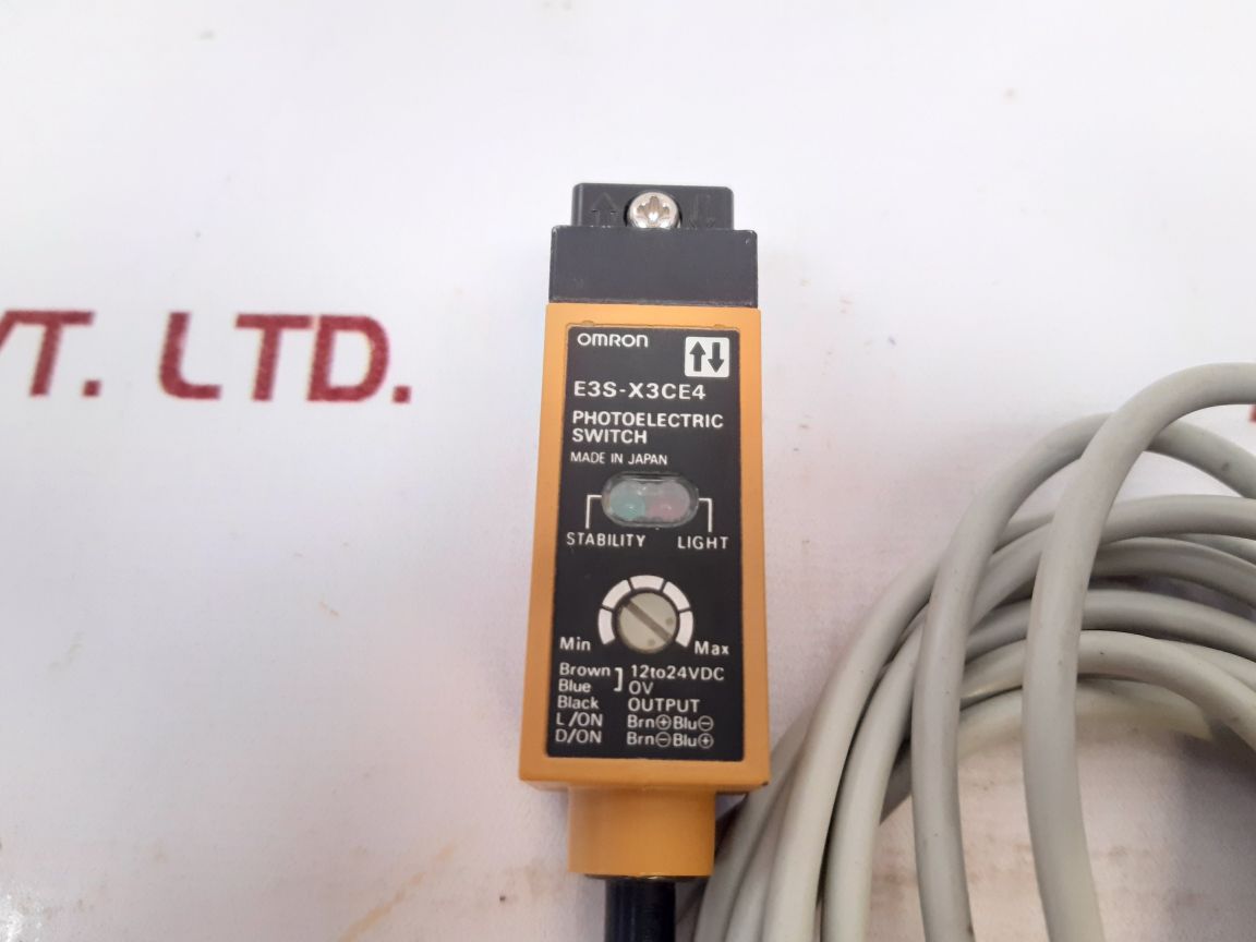 Omron E3S-x3Ce4 Photoelectric Switch