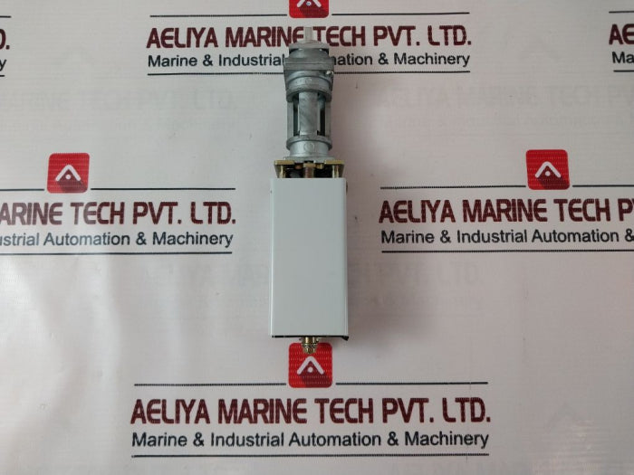 976112 Switch Tpl (Light Push Turn)