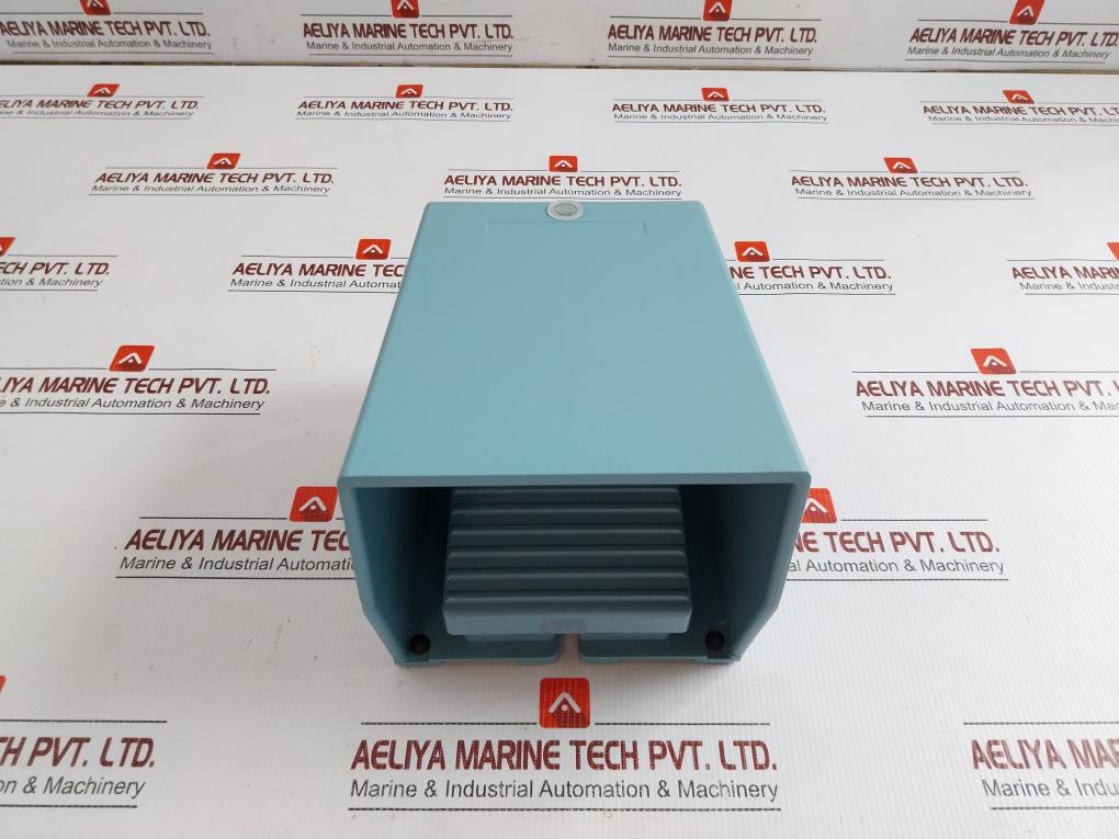 Ip66-Single-Foot-Switch-With-Cover-By-Telemecanique-Xpem511-1