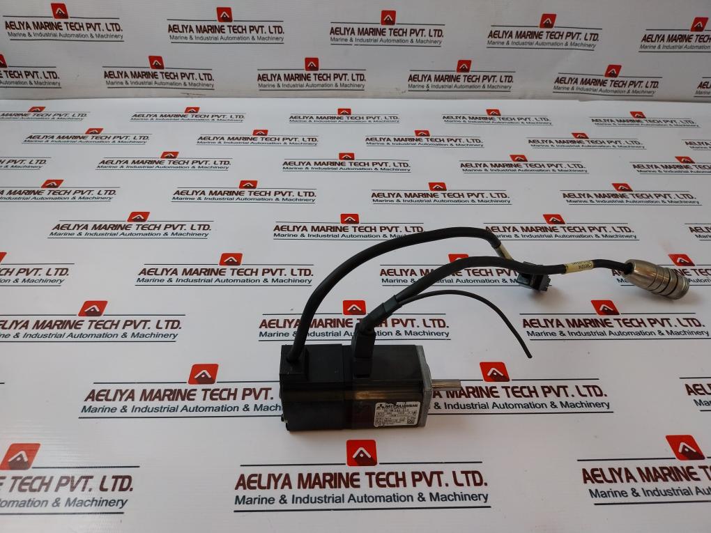 Mitsubishi Electric Hc-mfs13-s13 Ac Servo Motor 3Ac 105V 0.9A 100W Used
