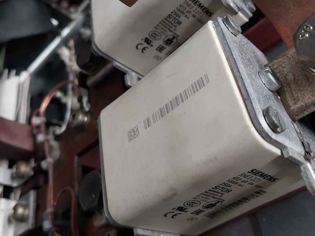 Siemens 6Se7031-8Tf60-z Simovert Vc Dc Inverter Drive Dc510-650V 221.0A 100Ka