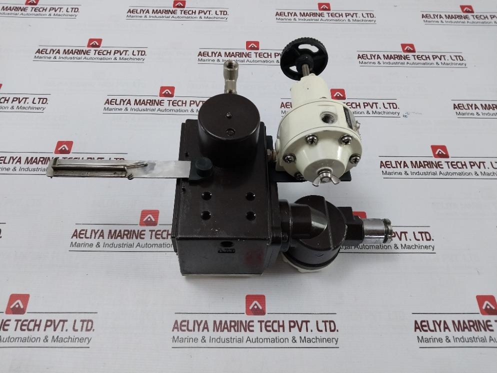 Yamatake 17-12Bldy1Rgsr-c1-x Valve Positioner W/ Air Regulator Kz03-2A 4-20Madc
