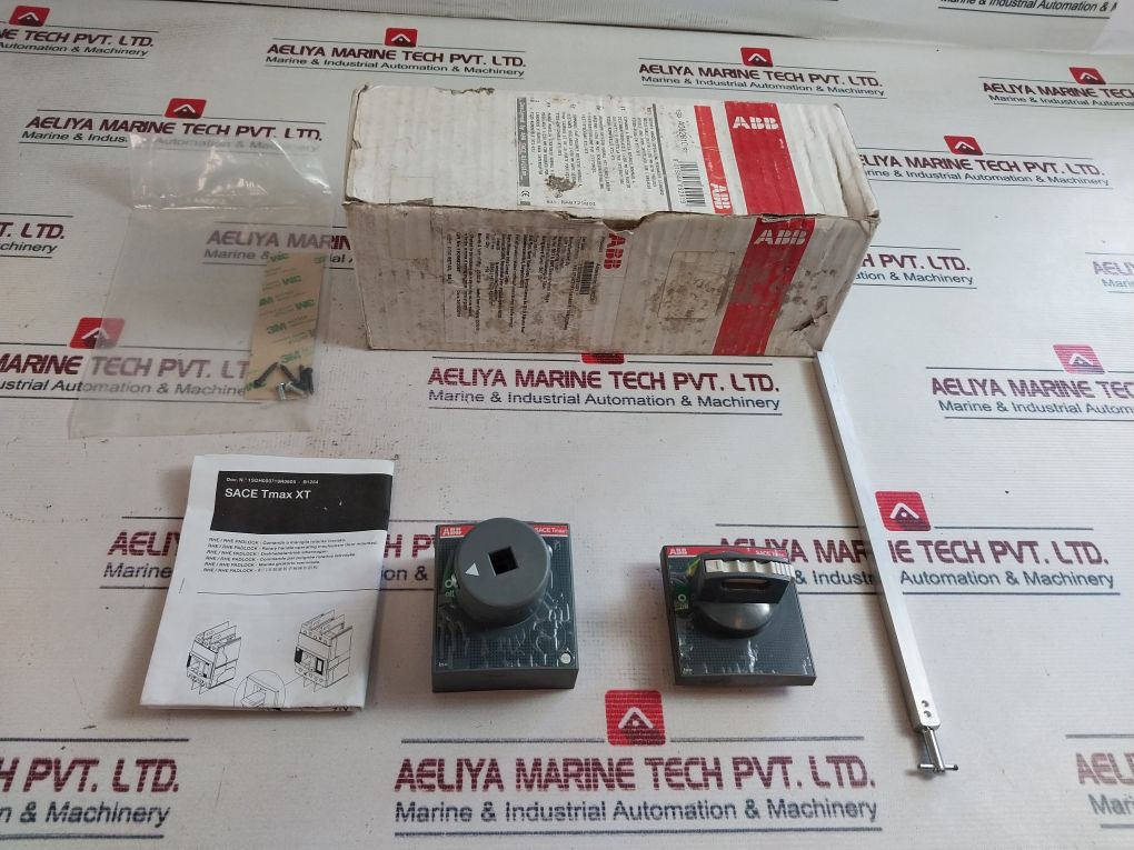 Abb 1Sda082810R1 Rhe/Rhe Padlock- Rotary Handle Operating Mechanism Door Mounted