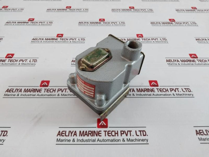 Barksdale D2T-h18Ss Pressure Or Vacuum Actuated Switch 480Vac 28Vdc