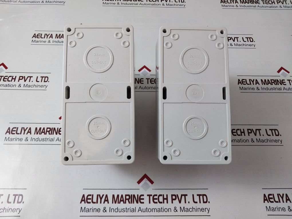 Clipsal 56Swh325 3-pole Enclosed Load Break Switch – Aeliya Marine