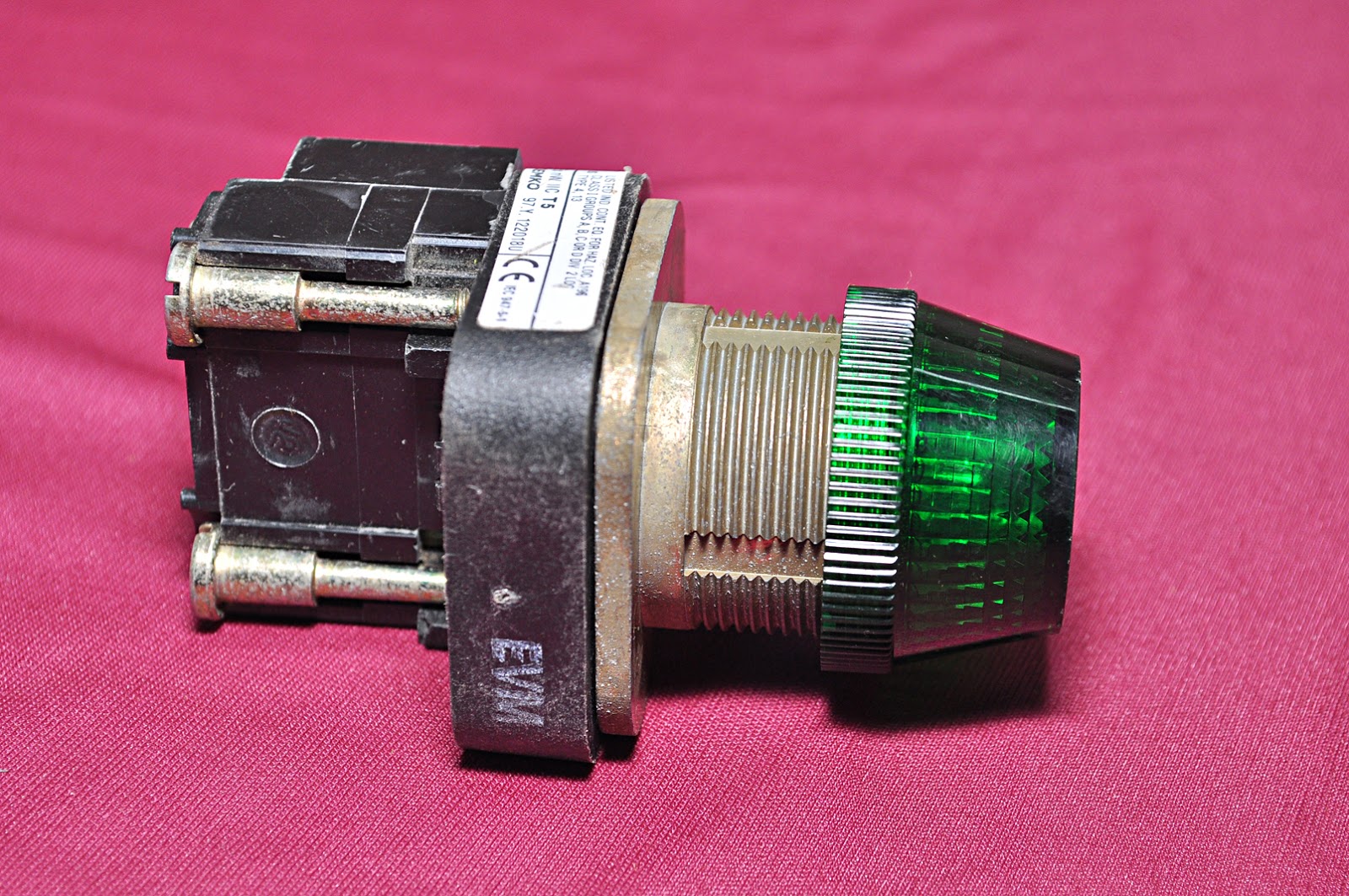 ALLEN BRADLEY 800T P16 WITH 4017100201 PILOT LIGHT