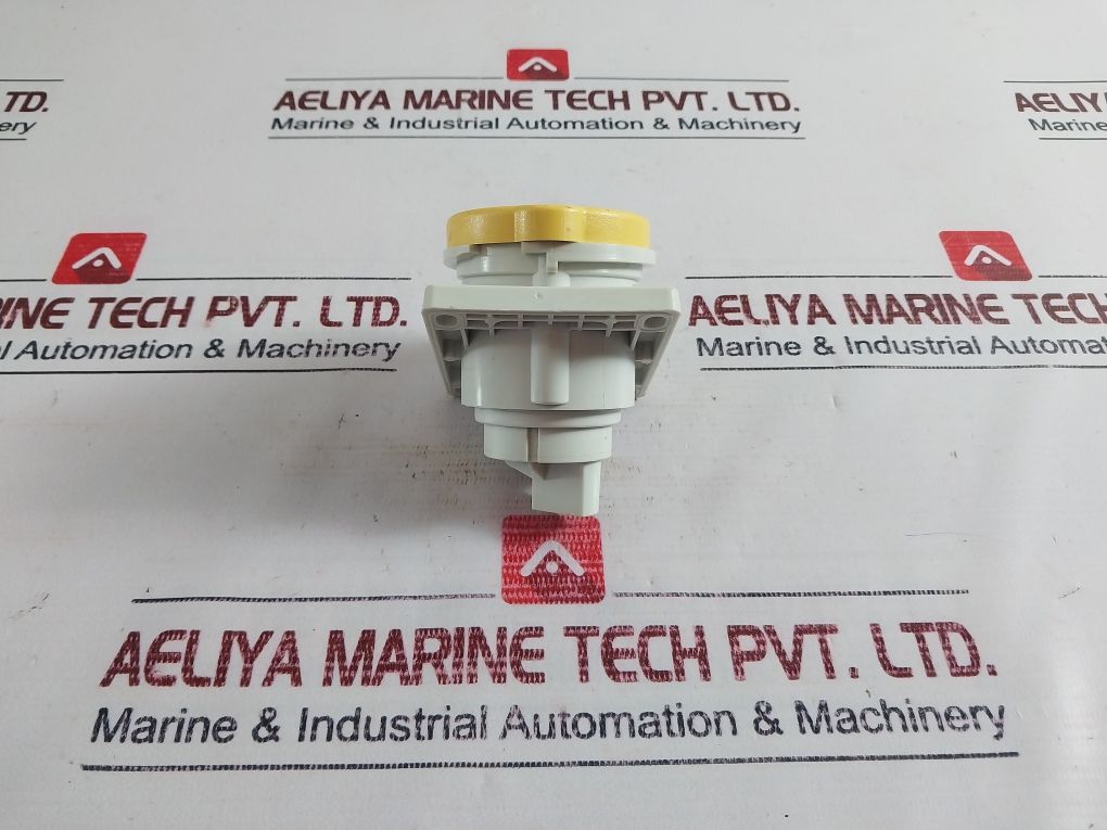 Mennekes 1462 Yellow Panel Mount 16A-4H/100-130V