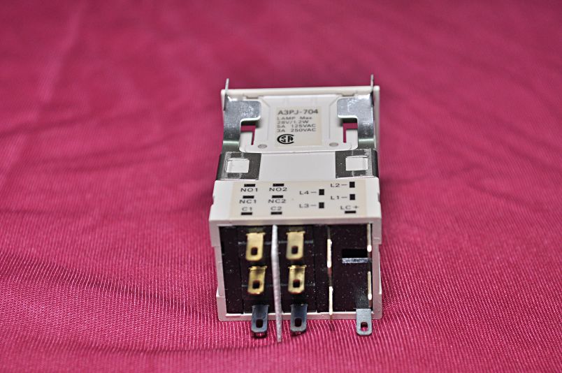 Omron A3Pj-90D12-28 Pushbutton Switch