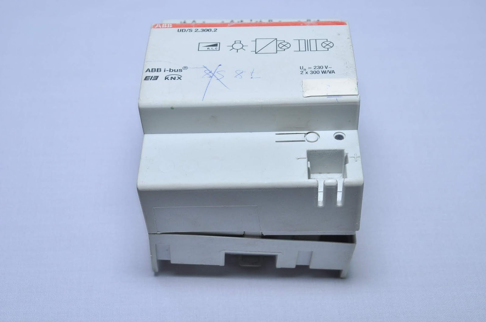 Abb i-bus® eie knx ud/s 2.300.2 universal dim actuator