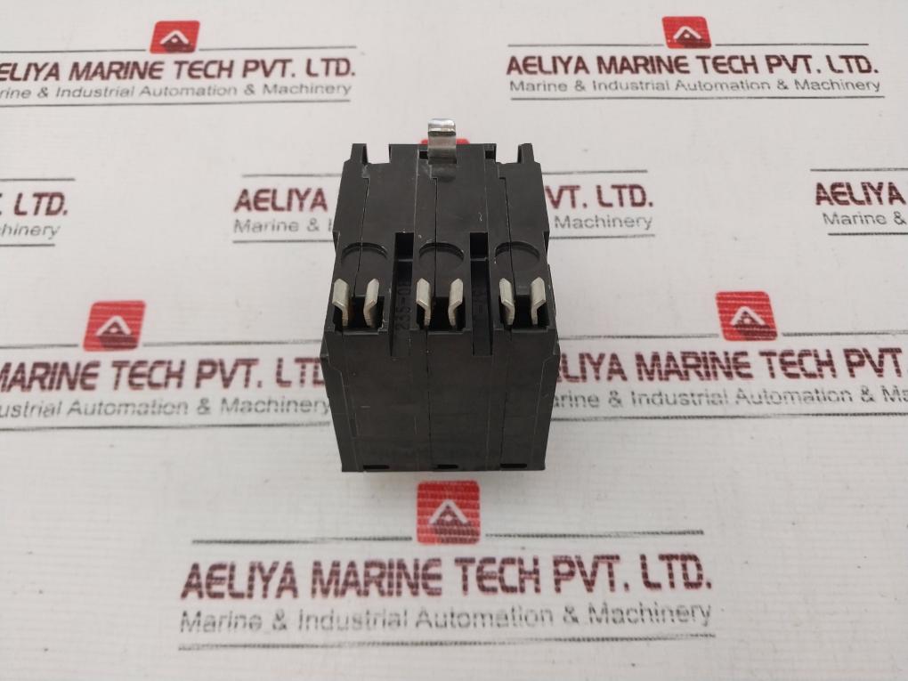 Square D Qo330 3-pole Circuit Breaker 30A 50/60Hz