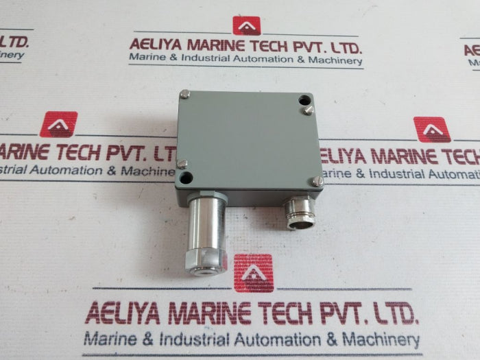 Trafag 8202.79.2210 Pressure Transmitter 12...34 V Dc