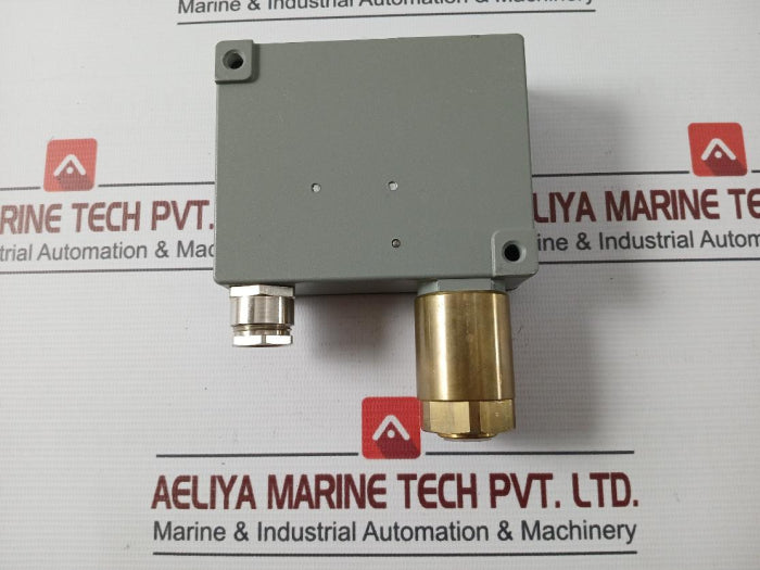 trafag-900-2377-903-electromechanical-pressure-switch-0-6-bar-kg-cm2