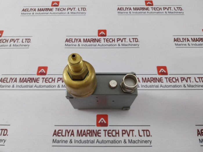 trafag-941-2373-922-electromechanical-pressure-switch-0-2-1-6-bar